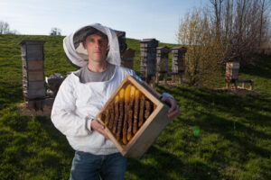 André Wermelinger vor vor seinen Bienenstöcken