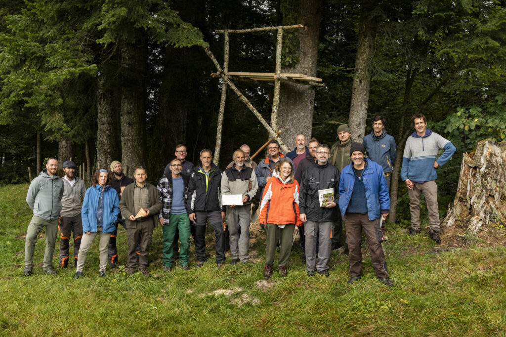 Das FreeTheBees Team sowie ausgebildete Zeidlermeister schaffen wertvolle Zeidlerhöhlen für mehr Bienen- und Naturschutz in der Schweiz, Foto: Maurice Sinclair