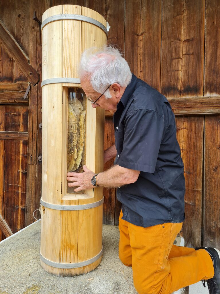 Unser Partner Willi Herzog von der NOVA Ruder GmbH baut in Handarbeit natürliche Habitate für wilde Honigbienen: den SwissTree!