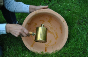 Wie fange ich mit einem Terrakotta Bienenstock an?