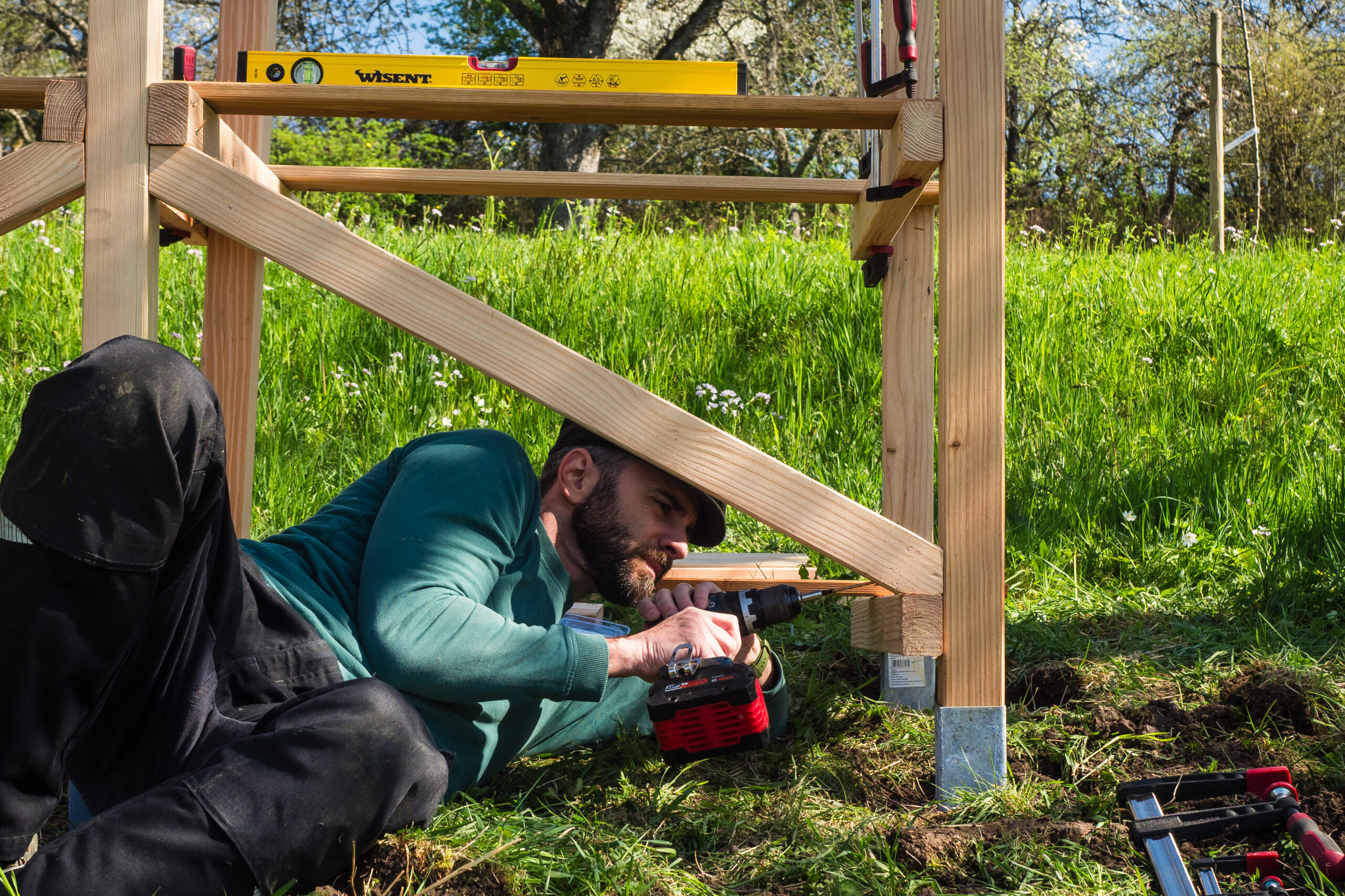 Konstruktion Bienenstand Verbindungsbalken montieren