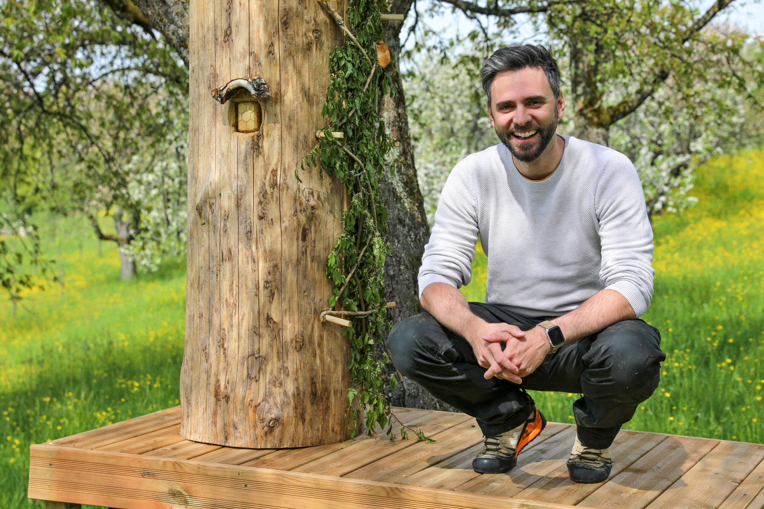 Ante Hamersmit a une façon particulière de pratiquer l’apiculture. Une ruche-tronc rappelle un tronc d’arbre. Il y a 800 ans, les abeilles vivaient principalement dans des troncs creux en forêt. Photo prise par Alexandra Palmizi.Ante Hamersmit a une façon particulière de pratiquer l’apiculture. Une ruche-tronc rappelle un tronc d’arbre. Il y a 800 ans, les abeilles vivaient principalement dans des troncs creux en forêt. Photo prise par Alexandra Palmizi.