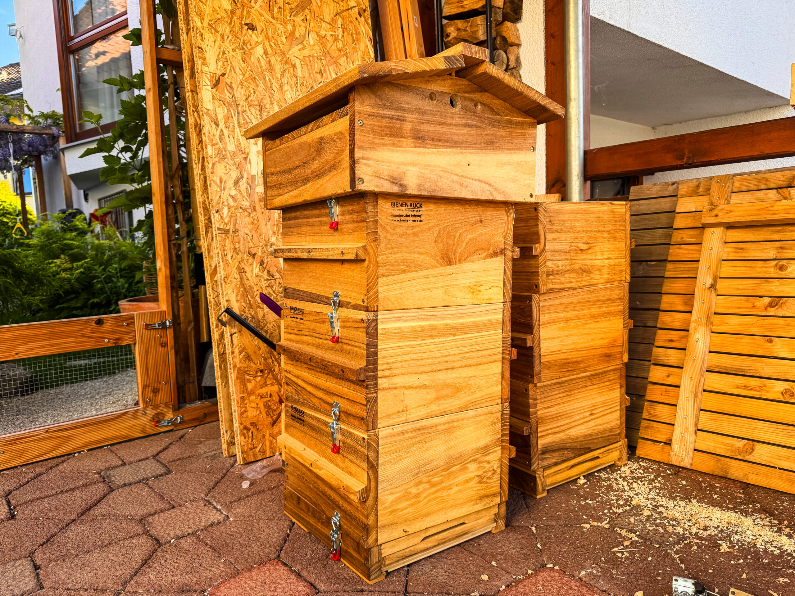 Bild 5 - Bestrichene und fertig umgebaute Warre Beuten