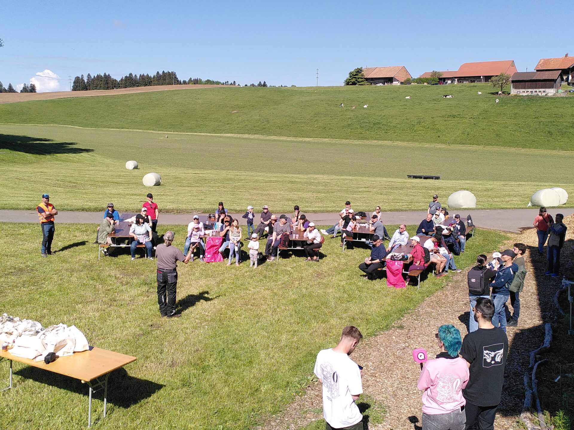 Am Erlebnispfad der Honigbiene in Vaulruz bietet FreeTheBees Vorträge, Führungen und massgeschneiderte Formate für Unternehmen, von der Lunch-Session Outdoor-Workshop für Besucherinnen und Besucher am FreeTheBees-Erlebnispfad Honigbiene in Vaulruz, Kanton Freiburg