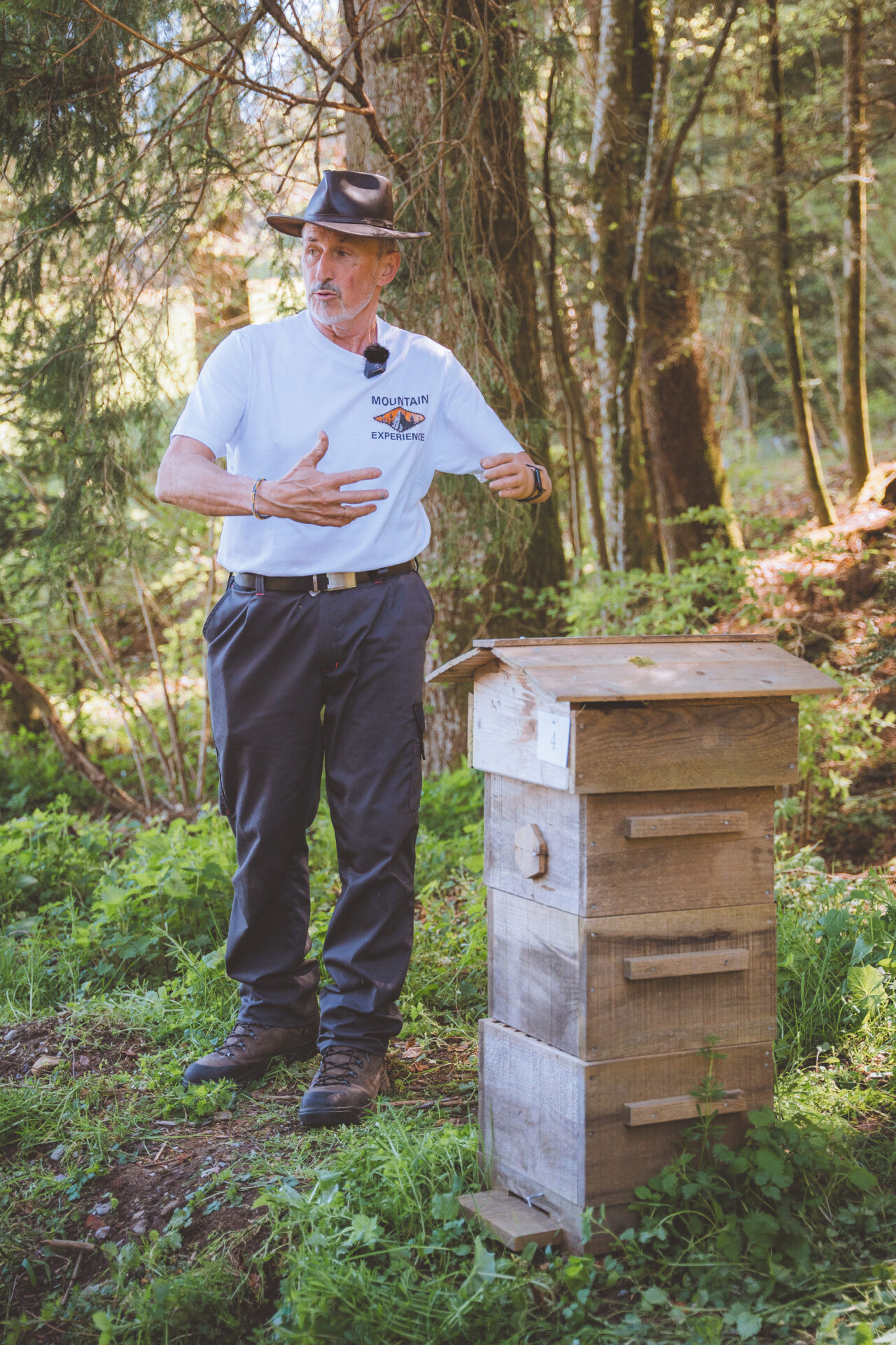 Verantwortlich für den Entdeckungspfad ist André Dunand, Präsident von FreeTheBees. Er hat das Gelände zur Verfügung gestellt und führt die meisten Besuchergruppen selbst über den Pfad. FreeTheBees setzt sich seit 2013 für die wildlebende Honigbiene ein.