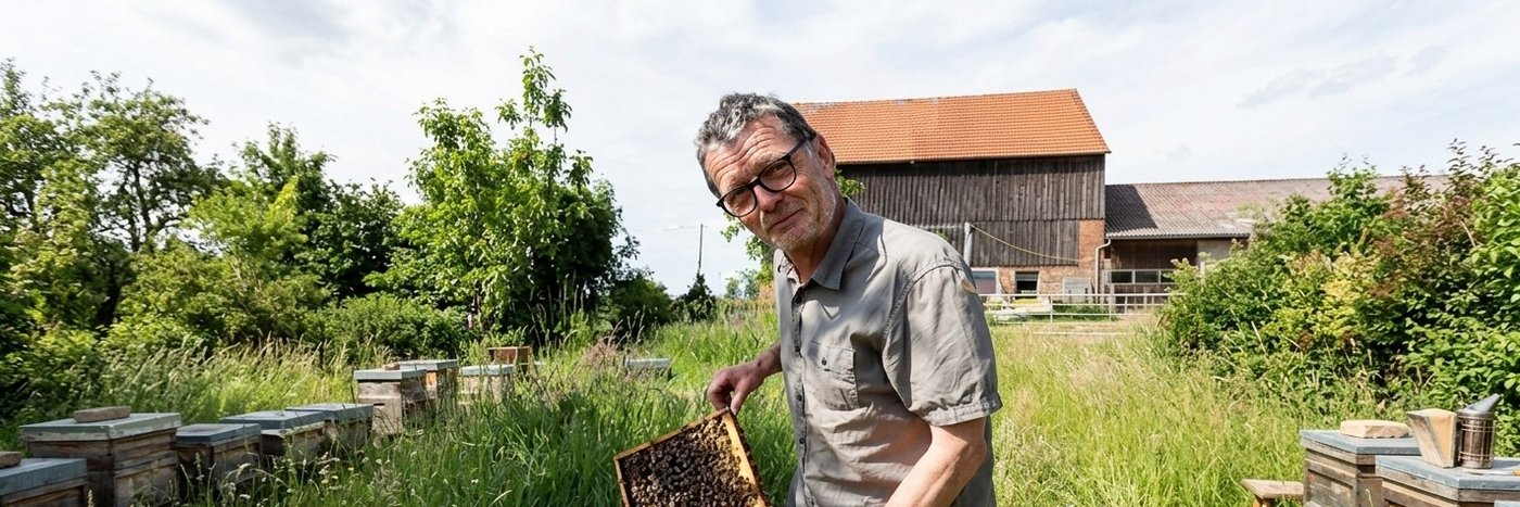 Ralph Büchler, Experte für Varroaresistenz, zeigt eine Brutwabe an seinem Bienenstand